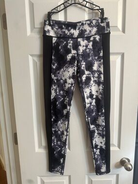 Black & White Marble Print workout leggings. 88% polyester, 12% spandex. Size M
